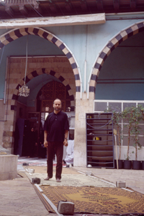 Rachid Koraïchi devant la tombe d' Ibn Arabi, Damas, Syrie