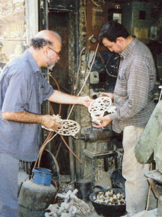 Rachid Koraïchi avec les artisans d' Alep, 2004.