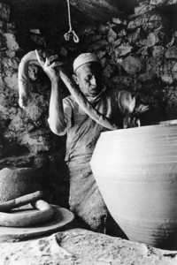 Hadj Gacem. Les artisans de Djerba, Poteries destinées à l'installation Lettres d'Argile,  Rachid Koraïchi.