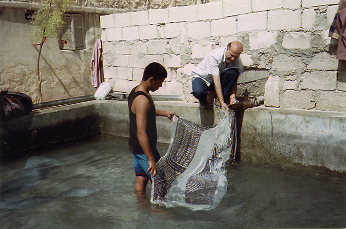Rachid Koraïchi avec les artisans d' Alep, 2004.