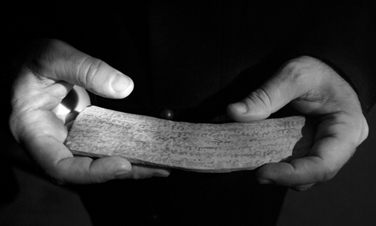 tablette bois flotté Maroc mains de Rachid Koraïchi